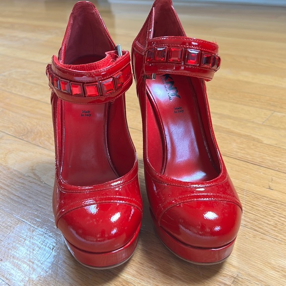 DKNY size 8. Beautiful shoes. I only wore once.Made in Italy. - Picture 1 of 8